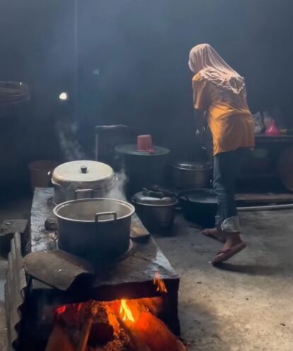 Asap dari pawon sejak lama menjadi bagian penting kehidupan rumah tangga masyarakat jawa